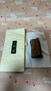 越南（伽羅）タトウ紙付　76.9g 香道具 香木 香道 茶道具 茶道｜沈香 伽羅｜古美術 骨董品｜お香 青森県産 六国五味