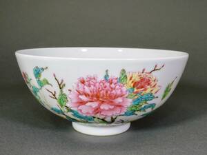 清時代　粉彩花文茶碗　大清雍正年製在銘