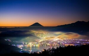 諏訪湖の眩しい夜景と夕焼けの富士山 雲海 霧 絵画風 壁紙ポスター 特大ワイド版921×576mm（はがせるシール式）007W1