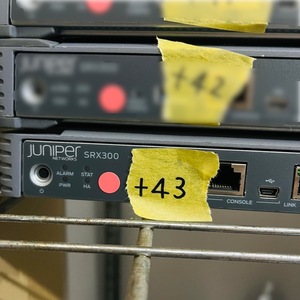 ＋43【通電未確認】Juniper SRX300 ファイアウォール SD-WAN 侵入防止機能 Webフィルタリング Wi-Fiモジュール ジュニパー ネットワーク