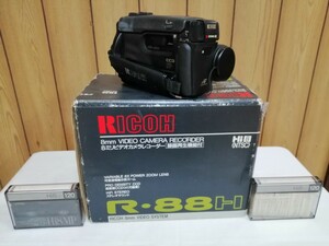 日本製リコー　Hi８RICOH８㍉ビデオカメラレコーダー型番R・８８H　アクセサリーKIT型番ACC KIT-55H のセット Hi8120分テープ２本付き