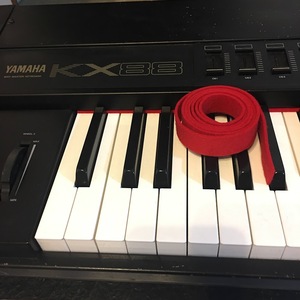 カスタム改造パーツ。鍵盤おさえフェルト 1本。「ここは黒じゃなくて赤でしょ」と思った方へ。KX88,T1,DX7,JD-800