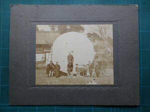 古写真　大きな和傘(矢野製傘所)、撮影場所及び時代不明