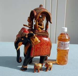木彫　象　緻密彩色：彫刻　王侯貴族・乗象/御者付き 　屋根付き椅子　　小象：2頭　　民族工芸
