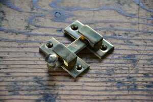 NO.7215 古い真鍮鋳物の打掛け 45mm 検索用語→A50gアンティークビンテージ古道具真鍮金物扉ドア引戸ケビント本棚錠鍵