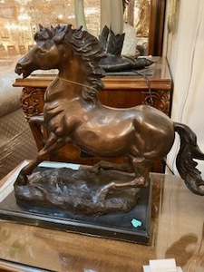 ゴージャスブロンズ色　ブラウン　2頭のホースのブロンズ像　馬のブロンズ像　2頭　戦う馬のブロンズ像