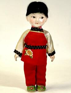 中国古玩　セルロイド人形 民族衣装を纏った女の子 幅11㎝　奥行き5㎝　高さ21㎝ 表情、佇まい、経年の味わいが素敵な逸品です！ TKM