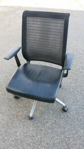 中古　スチールケース Steelcase シンクチェア Think chair　黒　革　メッシュ　肘付　傷等有り　エルゴノミック　オフィスチェア