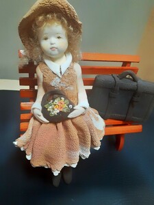 【未使用 手作り 一点物】レトロ ベンチに座る少女 人形