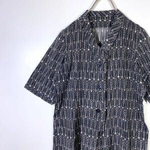 古着 Vintage 昭和レトロ 半袖ワンピース 70・80年代 総柄 黒 ビンテージ おしゃれワンピ レトロボタン