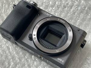 【中古美品】SONY デジタル一眼カメラ α6000 本体＊純正バッテリー付＊