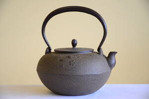 釜師 庄司啓吉 (光洞) 鉄瓶 桜文 1.4kg 茶道具 湯沸かし 美品