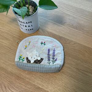 ハンドメイド　パッチワーク　キルト　子ネコのポーチ　お花の刺繍　②