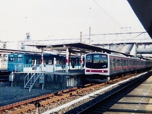 ★[100-15]鉄道写真:JR 103系と205系の並び(京葉線)★Lサイズ
