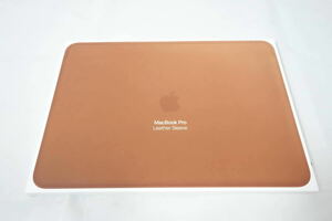 【新品】 Apple アップル 15インチ MacBook レザースリーブ サドルブラウン MRQV2FE/A (純正・国内正規品)