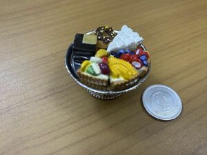 ミニチュア☆ドールハウス　ケーキスタンドとケーキ6個セット