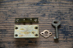 NO.9100 古い真鍮の被錠 43mm 検索用語→A50gアンティークビンテージ古道具真鍮金物小引き出しドロワー本箱木箱蓋