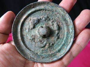 A　古代中国獣文様鏡　遺跡発掘品　金工　化粧道具　身だしなみ　手鏡　副葬品　埋蔵文化財　青銅器　緑青　博物館級