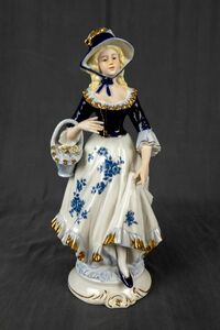 T01-1970 陶磁器 Demain ドマン フィギュリン 西洋人形 陶器製 女性 貴婦人 置物 インテリア イタリア製 花摘み少女 陶器 アンティーク