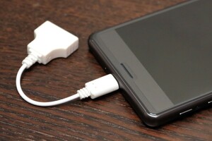 ∬送料63円～選べる配送方法 ケーブル付 AU充電器でスマホ充電　ガラケー充電器変換アダプタ　新品即決