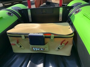 ゴムボートの座席下を有効活用/専用サイズの完全防水！ペンチホルダー付/BEEシートバッカン