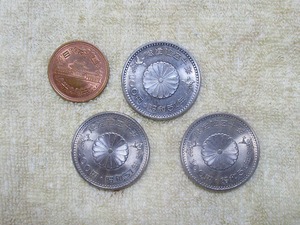 美品 昭和51年 天皇陛下御在位50年記念硬貨 100円玉 3枚セット 百円玉 定形外で140円