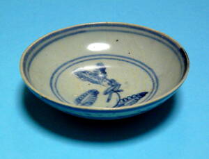  染付皿、青花皿、明 正統〜嘉靖（1436〜1566年）頃 内面：葉鳥紋 外面：波涛紋 1個 