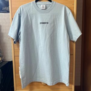 VETEMENTS LOGO TシャツS(検:BALENCIAGA 財布 デニム シューズ スニーカー パーカー ジャケット パンツ キャップ バッグ)