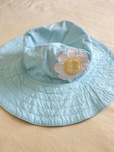 GYMBOREEの綿100% 軽い帽子　サファリハット水色に花　記載は2T3T　2.3才さんに50-52ぐらい
