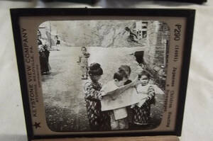 ガラス盤　白黒　古写真　新聞を読む子供　
