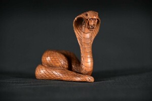 【古美術】蛇 コブラ 根付 Netsuke 精密 彫刻 超絶技巧 彫塑 提げもの 提物 形彫 ヘビ へび 木彫り 干支