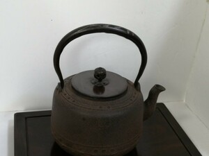 鉄瓶 銀象嵌持ち手 山に鳥図 斑銅蓋 重さ約1659g 煎茶道具 鉄瓶 検索参考:亀文堂鉄瓶 龍文堂鉄瓶