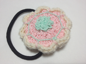 ハンドメイド新品☆可愛いお花のヘアゴム手編み☆白ピンク手作りかぎ針編み一点もの☆お花ゴムシュシュレース編み一点もの♪お子様にも