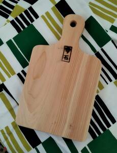 岩手県産のヒノキを使って作られました　【カッティング・ボード】です。木工職人さんの手作りの品です。