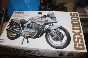 ＴＡＭＩＹＡ　タミヤ　スズキＧＳＸ1100Ｓ　　１／６スケール　送料込　新品