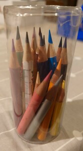 使用中途の色鉛筆20本をまとめて　円筒ケース入り