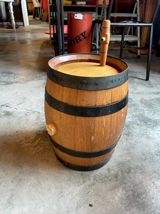 古い木と鉄の酒樽　/　ワイン　ウィスキー　木樽　ビンテージ