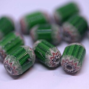 シェブロン ベネチア ビーズ 中粒 長さ約12直径7-8mm孔2-3ｍｍとんぼ玉 5層3色　緑、白、赤1個手拭きガラストンボボリュームディスカウント