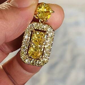 モアサナイト、ペンダント15×32mm 。1ct×3 金メッキ