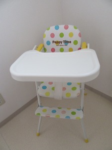 【23-26】ベビーチェア　子供用椅子　テーブル付き　水玉　使用感あり　高さ固定