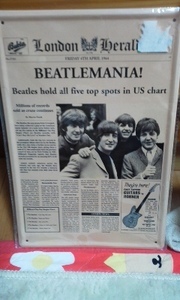 1点限定 The Beatles/ビートルズ 　ロンドン・ヘラルド誌 新聞記事風スチール製壁掛け　ジョン・レノン、ポール・マッカートニー