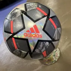 adidasのサッカーボール？