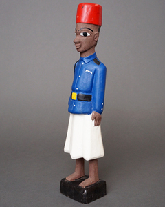 アフリカ　コートジボワール　コロン人形　Mサイズ　No.16　赤帽の兵隊　木彫り　立像　アフリカ雑貨　彫刻