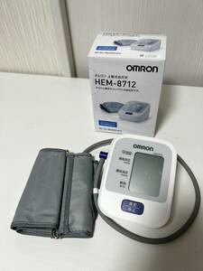 【美品】OMRON 血圧計 オムロン上腕式血圧計 