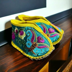 【FU10】纏足の靴 [ターコイズ] 中国雑貨 布靴 子供靴 刺繍靴 靴 中国 布 刺 手作り キッズ インテリア アンティーク