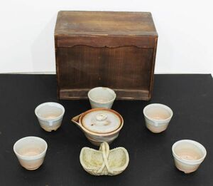 《煎茶器》★銘無し＊萩焼 煎茶器揃え＊宝瓶.茶巾入れ.湯呑み5客(一客傷みあり).湯冷ましなし＊玉露＊やや時代感あり＊古い箱入り＊[桃]