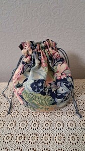 《　送料込み　》まるい巾着袋＊ハンドメイド＊手のひらサイズ＊花柄＊エレガント＊小物入れ