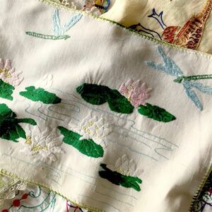 フランスアンティーク 手刺繍手縫 リネン 蜻蛉と幽遠な池とおとぎ話的テーブルセンター 43x27cm 刺繍 麻 ヴィンテージ ハンドメイド レトロ