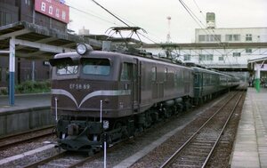 256　【３５㍉ネガ】EF58 89＋白樺　　成田駅？　カラーネガ１コマ