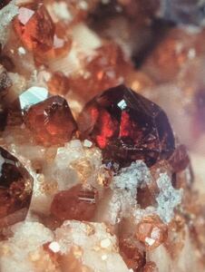 外国産鉱物　宝石質な結晶がビッシリ！　満バン柘榴石　中国